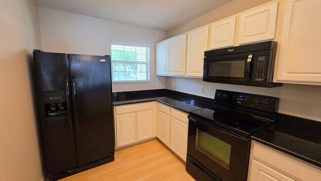 Building Photo - Charming 3-Bed, 2-Bath Home Near The Villages | Gated Community Living