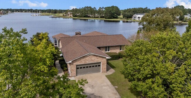 Foto del edificio - Waterfront Dream Home Best View in Fairfield Harbour!