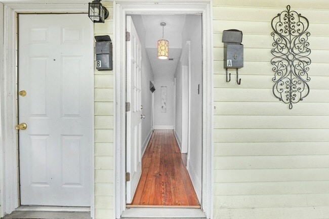 Building Photo - ANNUAL Furnished 2/1 rental in Downtown Sa...