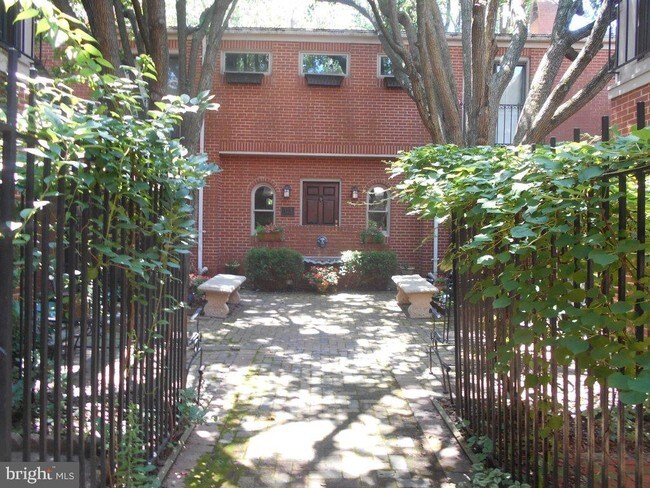 Building Photo - 123 W Lee St