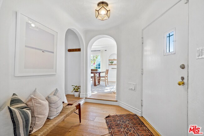 Entryway - 10431 Whipple St