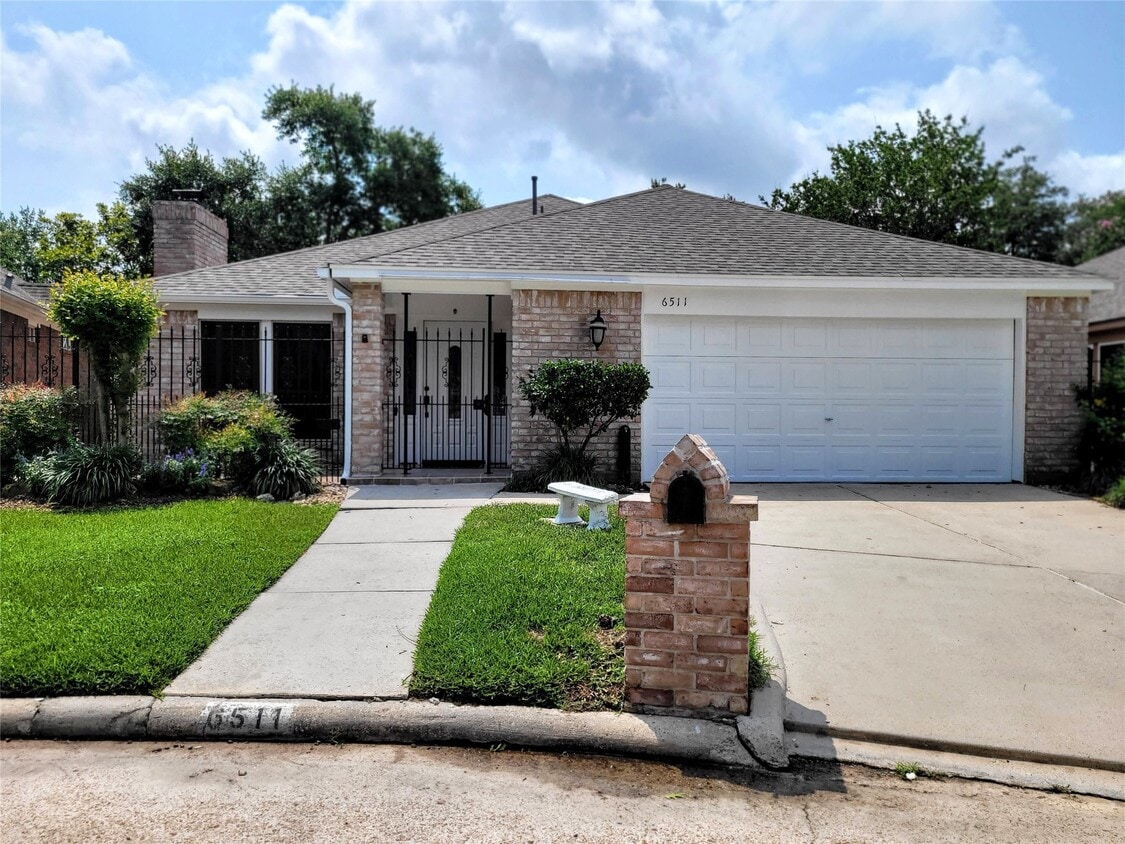 Primary Photo - 6511 Pauma Dr