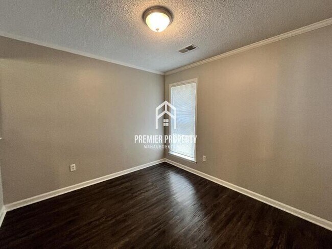 Building Photo - 3910 Robin Hill Dr