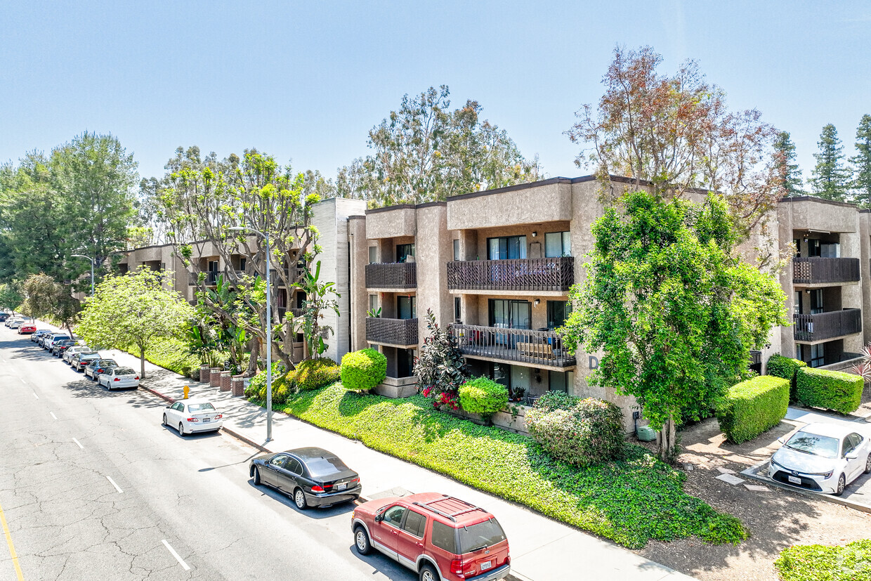 Warner West - Apartments in Woodland Hills, CA | Apartments.com