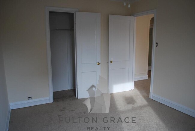 Building Photo - W Barry Ave