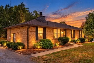 Building Photo - 136 Creekwood Ln