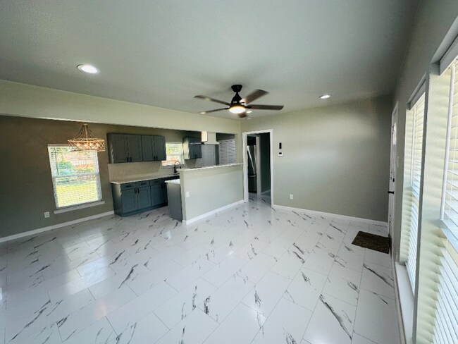 Building Photo - 2504 Avon Dr