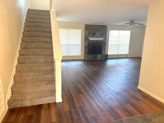 Foto del edificio - 6902 Fawn River Dr