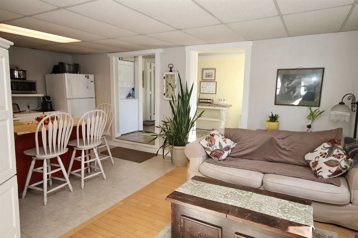 14 Chesley Ave Unit B, Somersworth, NH 03878 Apartments in