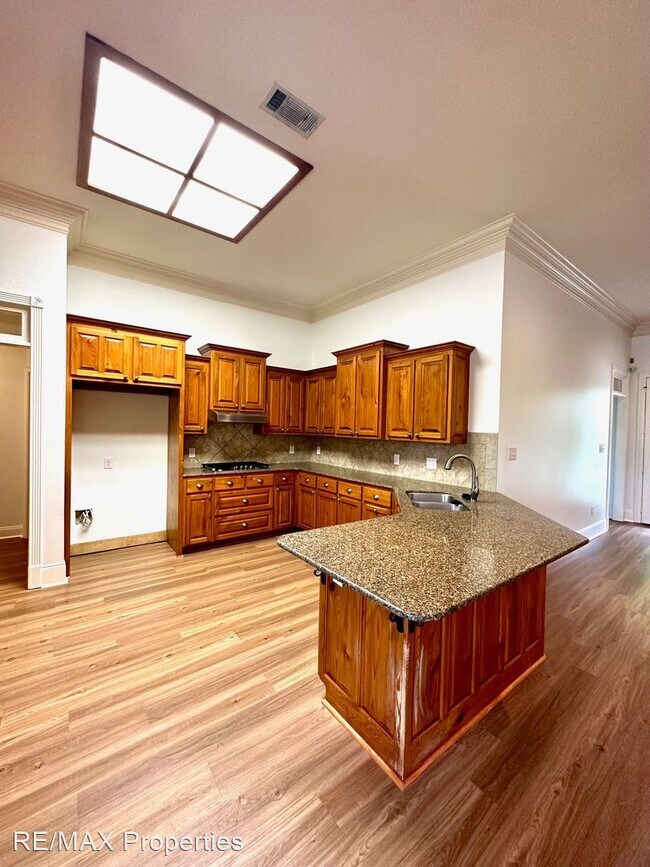 Building Photo - 4 br, 3 bath House - 10723 Hillbrook Ave