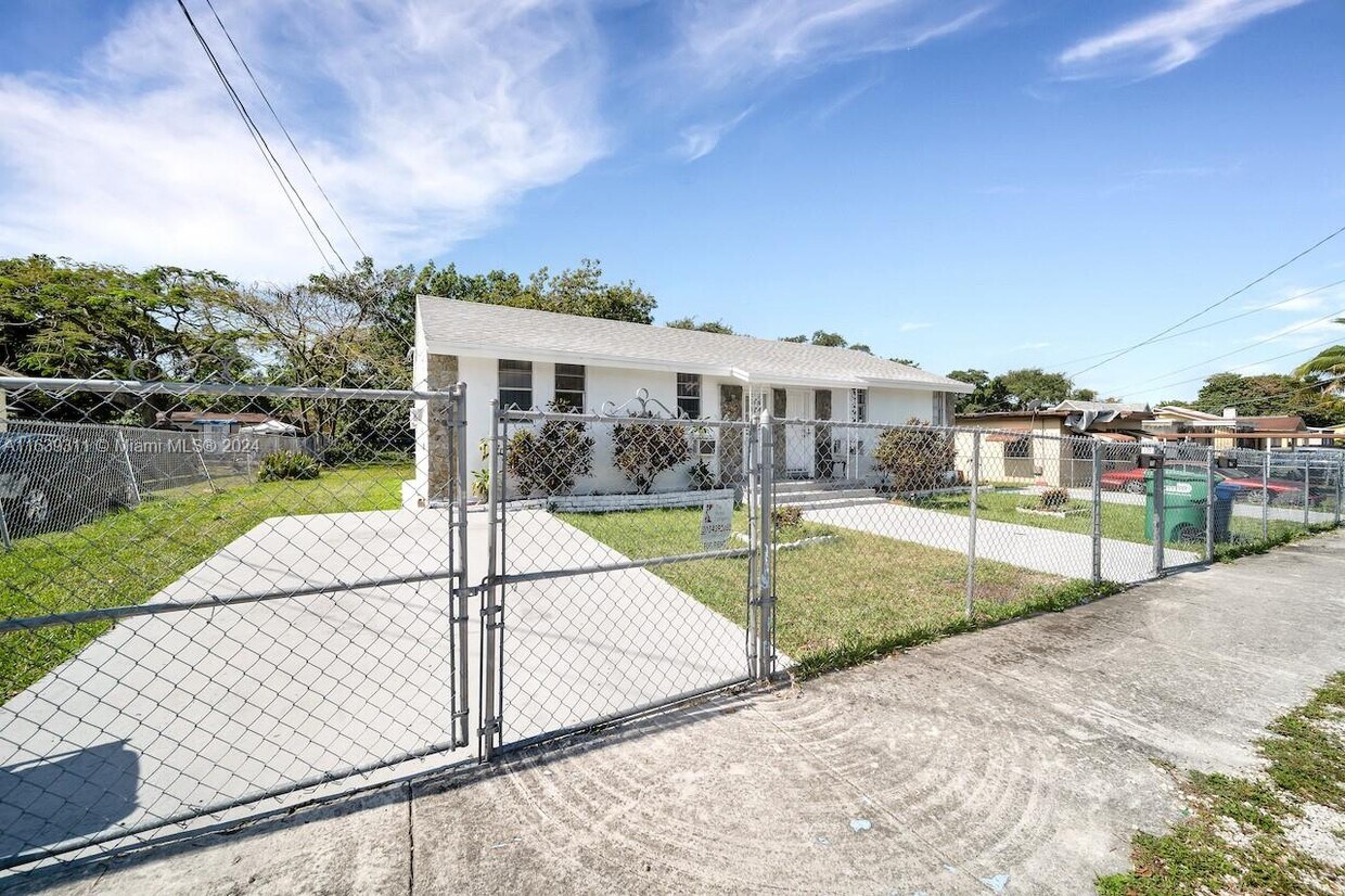 Primary Photo - 2750 NW 60th St