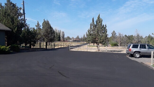 Building Photo - Very private home overlooking Smith Rock, ...