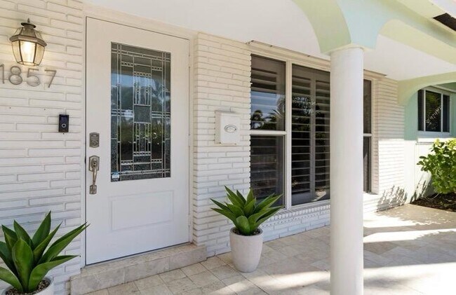Foto del edificio - 1857 NE 56th Ct