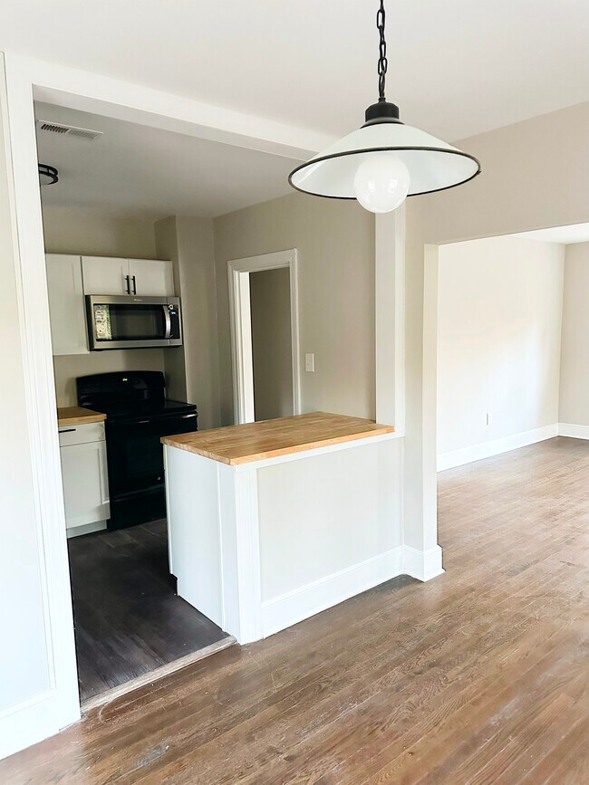 Vistazo a la cocina y la sala de estar - 1021 14th Ave NW