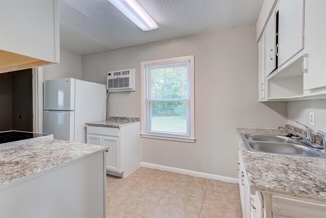 Foto del edificio - 6311 Sherwood Dr