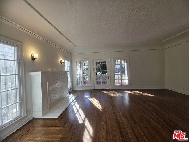 Foto del edificio - 1022 S Cloverdale Ave