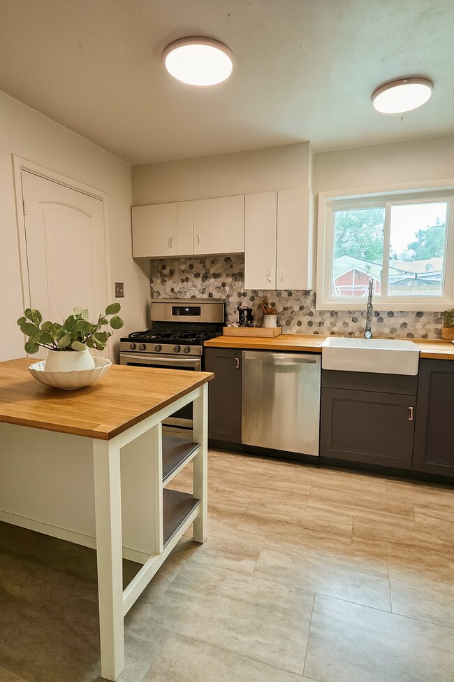 Foto del edificio - Updated one level ranch home close to UCCS!
