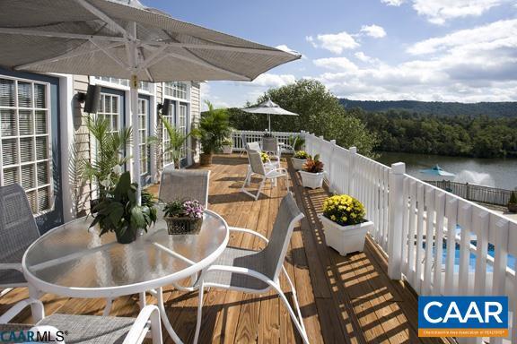 Foto del edificio - 200 Lake Club Ct