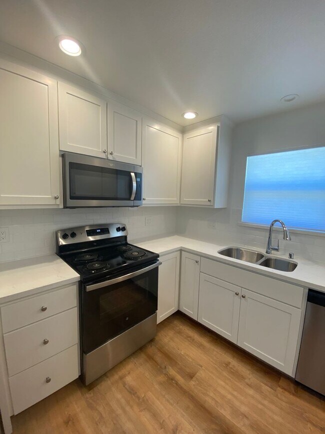 Building Photo - NEWLY REMODELED! Walking distance from Dow...