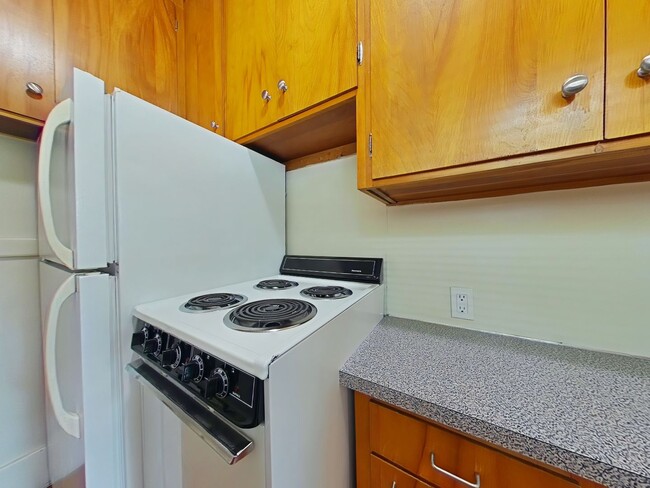 Building Photo - Duplex ~ Close to Campus ~ Small Pet Friendly