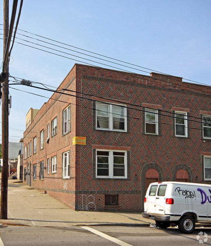 Primary Photo - 99-22 32nd Ave