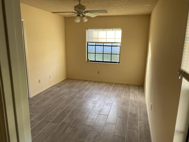 Building Photo - 491 N Sams Point