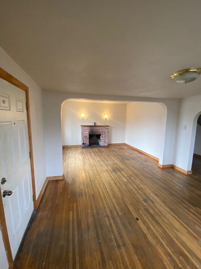 Building Photo - 3 Bedroom 1 Bath