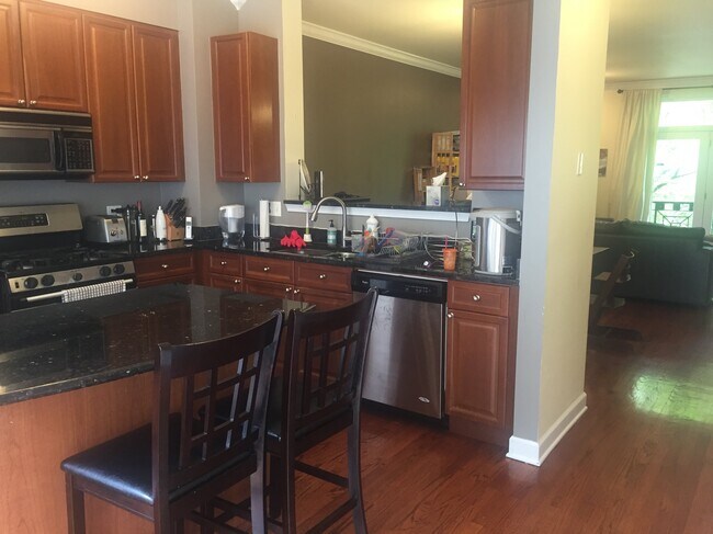 Building Photo - 28 S Throop Pky