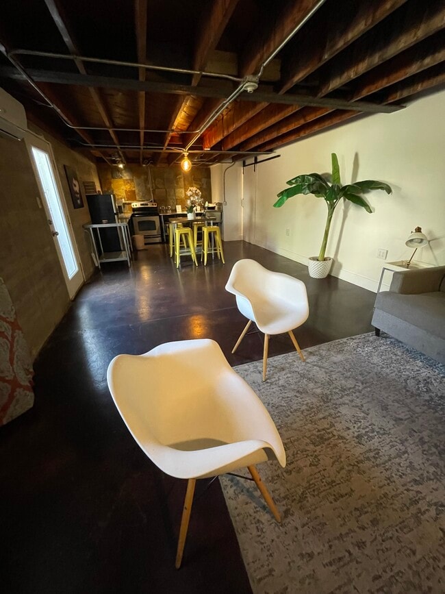 Building Photo - 1926 Arizona Ave