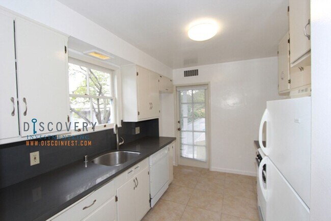 Building Photo - Desirable Elmwood Split Level Townhouse