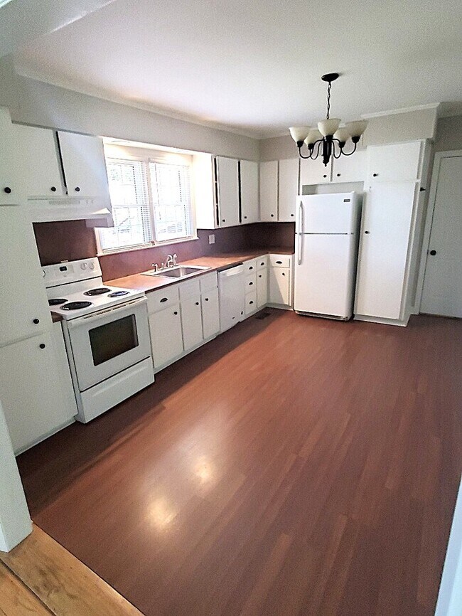 Building Photo - Charming Vintage Ranch, Den, Fireplace, Screened Porch