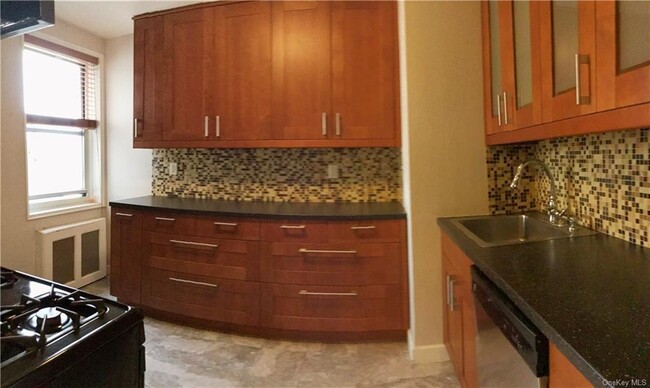 Building Photo - 5 Sadore Ln