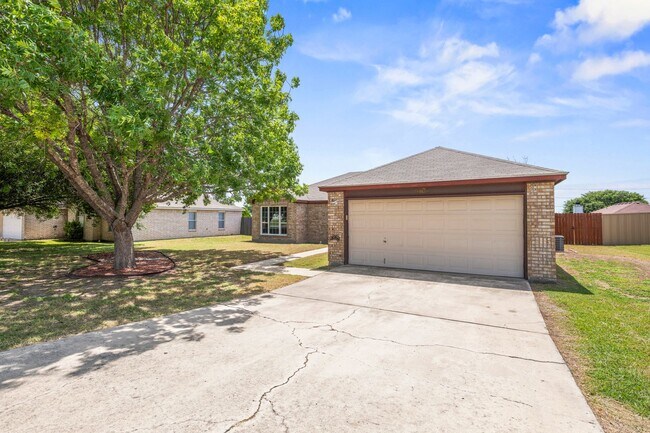 Foto del edificio - Available NOW!!!! This 3 bedroom, 2 bath, 2 car garage home has no carpet. All flooring is LVP an...