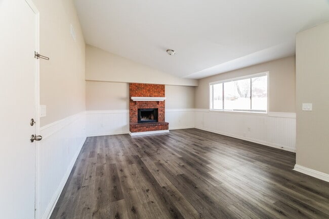 Building Photo - 440 E San Pedro Ave