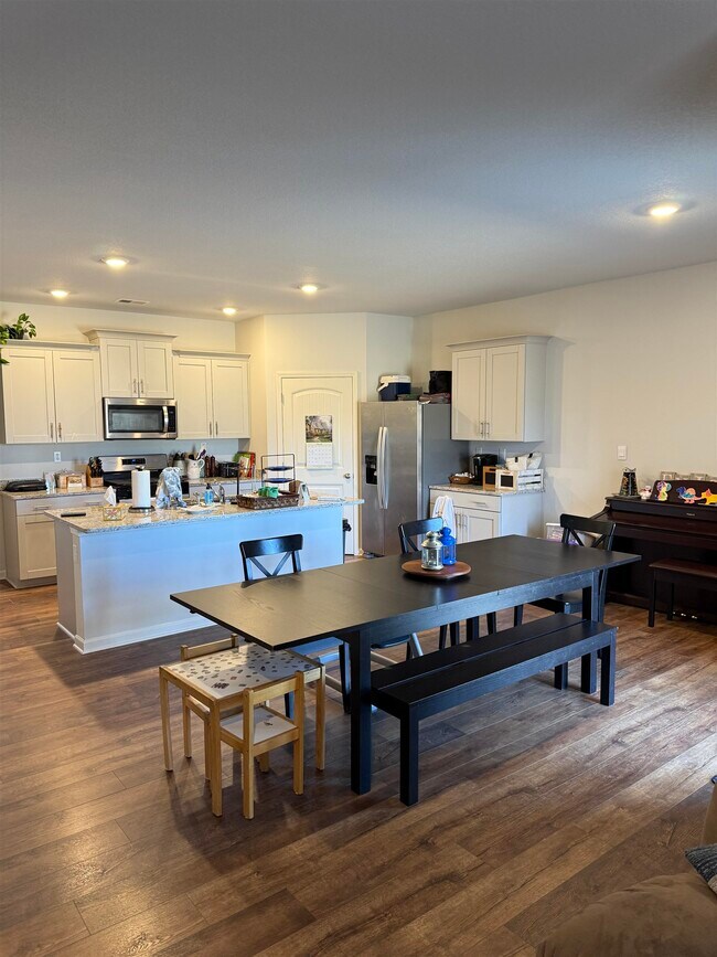 Foto del edificio - 7968 Hickory Meadow Rd
