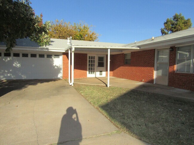Building Photo - PET FRIENDLY WITH OWNER APPROVAL!!!