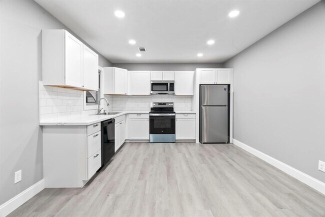 Building Photo - 1313 Elm St