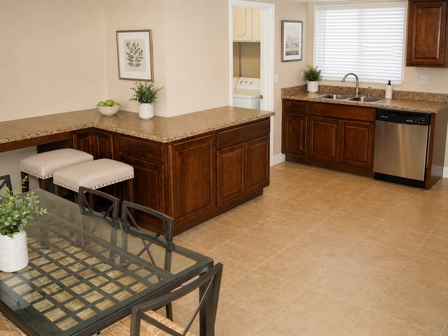 Building Photo - 5 Bedroom 3 Bath home close to ASU - POOL AND TURF BACKYARD