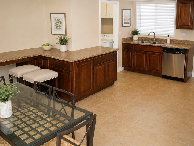 Foto del edificio - 5 Bedroom 3 Bath home close to ASU - POOL AND TURF BACKYARD