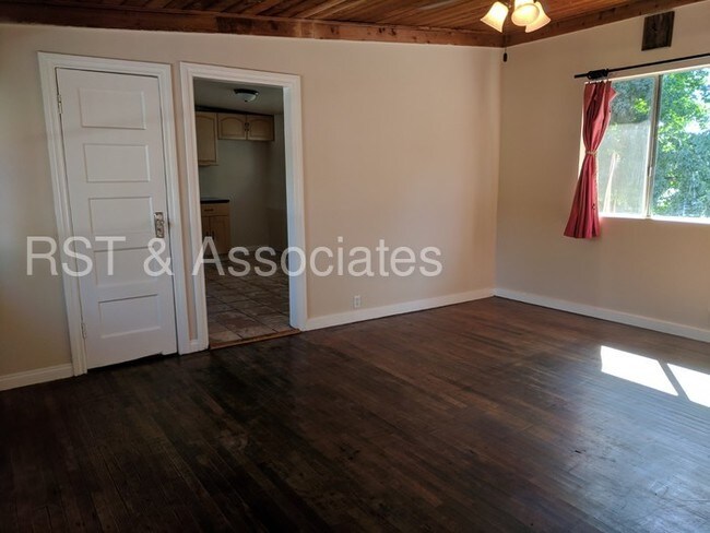Building Photo - 220 1/2 E Lemon Ave