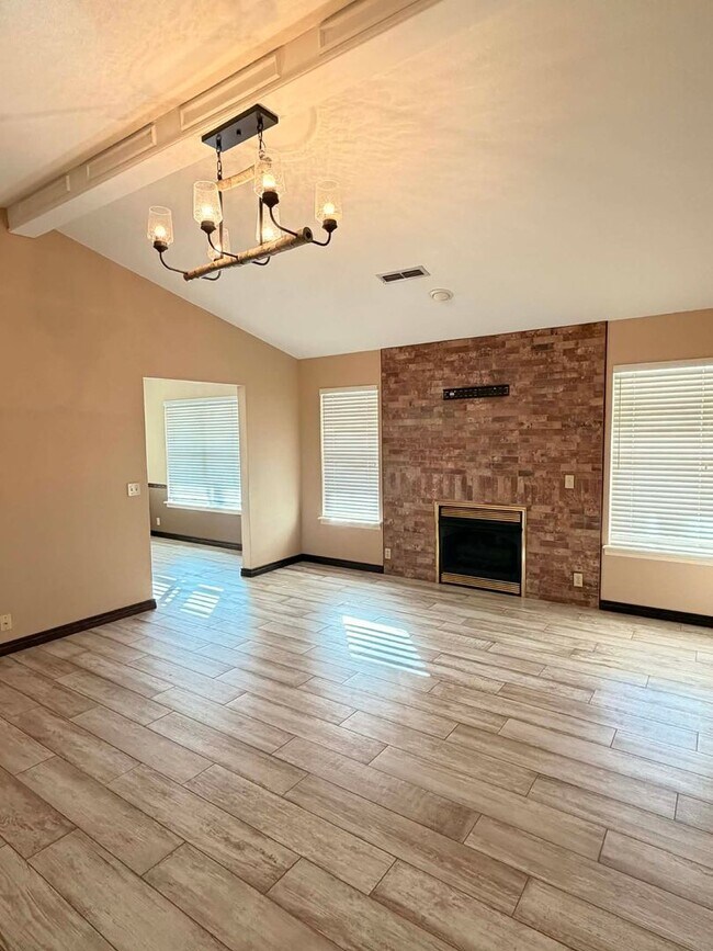 Foto del edificio - Beautiful Executive 3bd/2bath home in Joplin with fenced in yard / 2 car garage  and sunroom!!