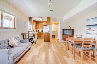 Building Photo - 705 Alsace Lorraine Ave