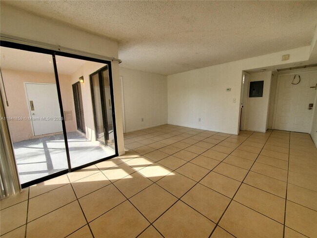Building Photo - 1017 Washington Cir