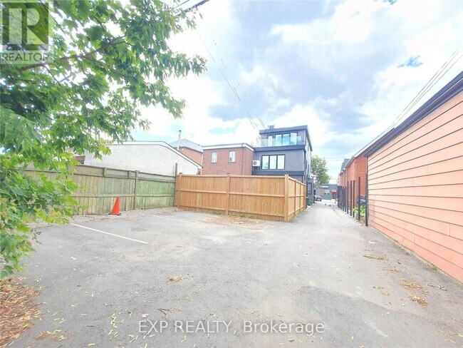 Building Photo - 1175-1175 Dovercourt Rd