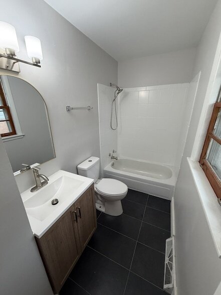 Foto del edificio - 366 W 16th Pl