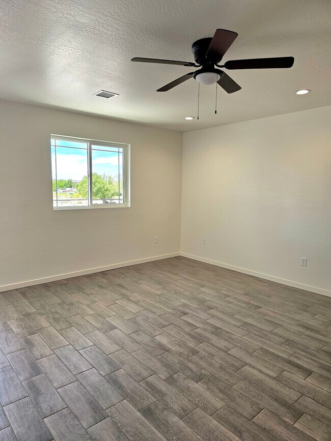 Family room - 57 S Hillcrest Dr