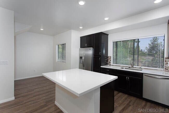 Building Photo - 5976 Lauretta St