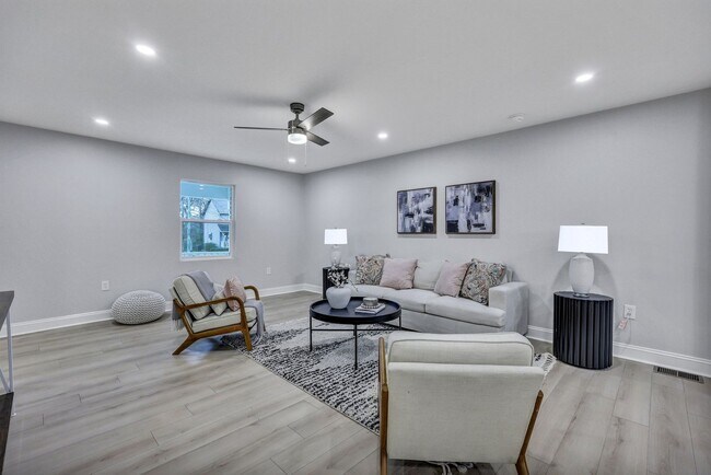 Foto del edificio - 828 Longbranch Dr