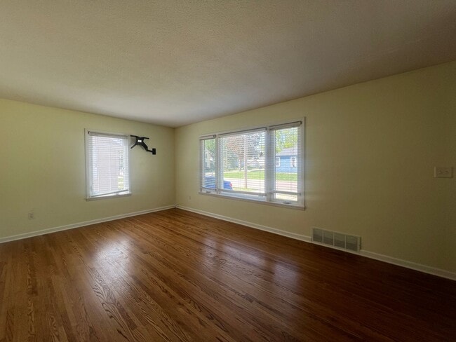 Building Photo - 2 Bed, 1 Bath Single-Family Home Close to ...