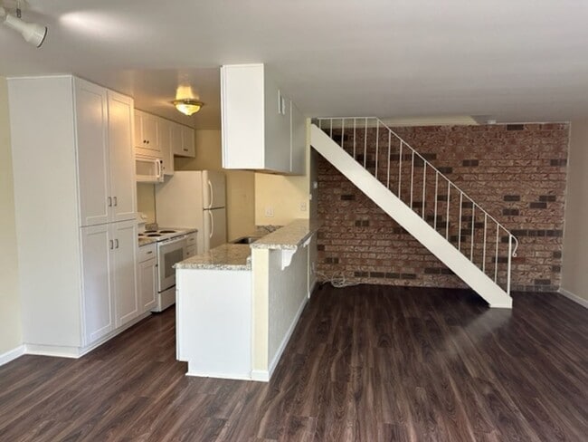 Building Photo - Capitola Shores, 2bd. 1ba. Two-level condo.